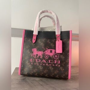 BNWT Coach Field Tote 22 with Signature Logo